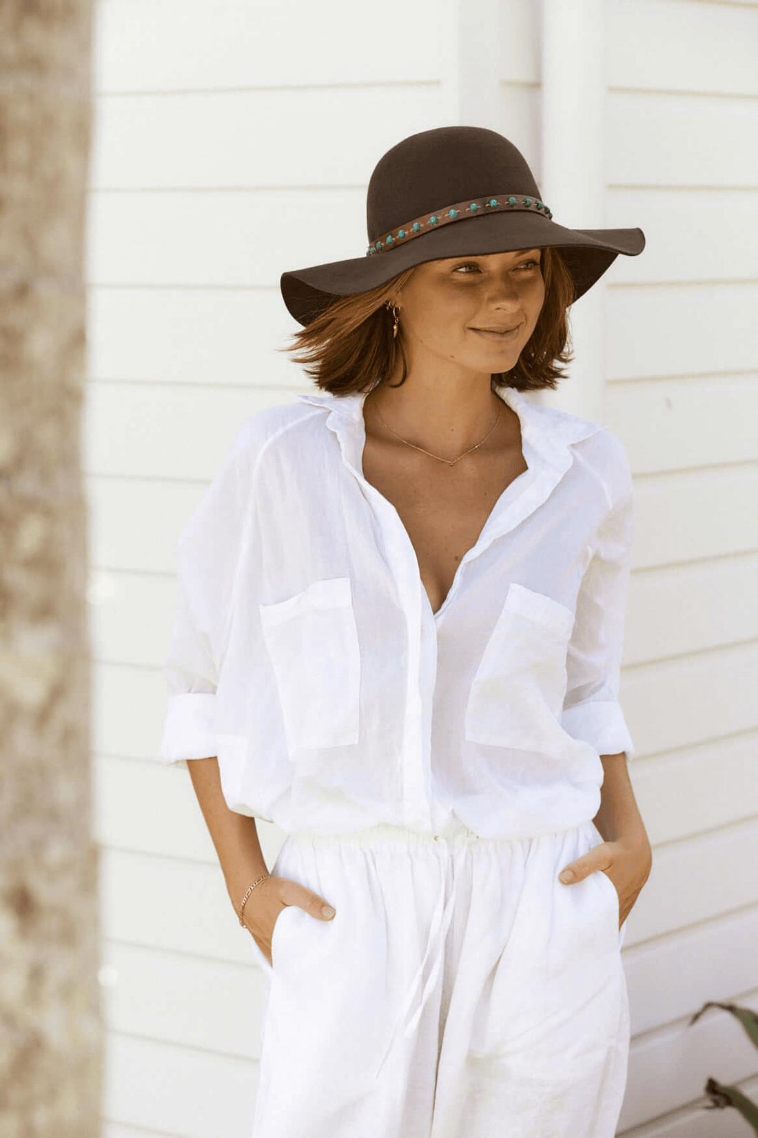 Hat with large brim sales